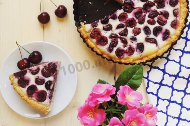 Shortbread ricotta cheese cake with cherries