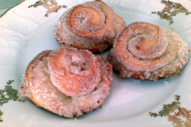Sugar roses from ready-made puff pastry