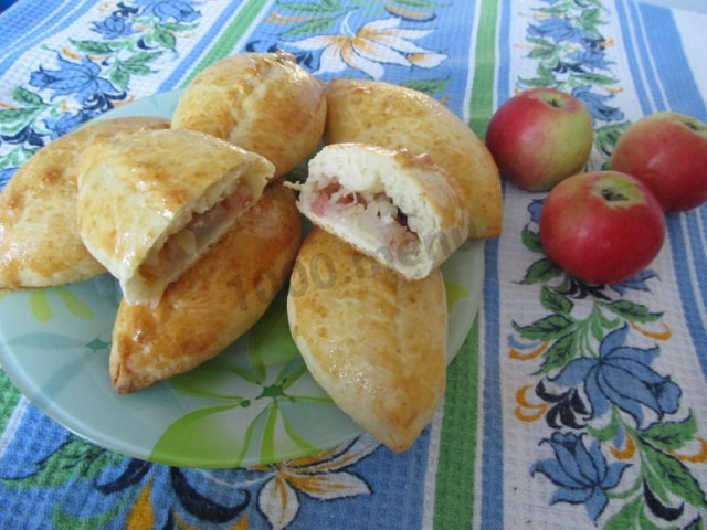 Yeast-free dough pies with apple filling