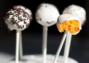 Cake pops in icing