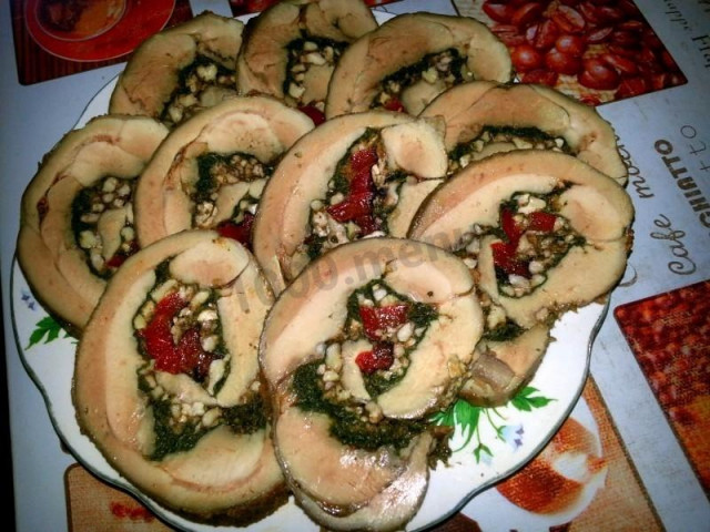 Turkey roll with spinach and nuts