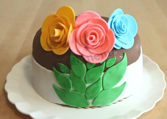 Sponge cake with mastic flowers