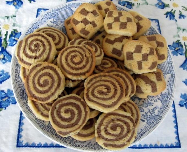 Shortbread chocolate-vanilla cookies