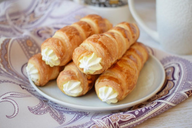 Puff pastry tubes with protein cream