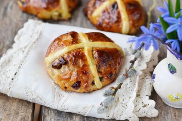 Easter Cross buns with raisins