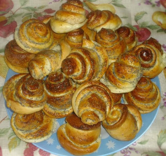 Buns Roses with poppy seeds