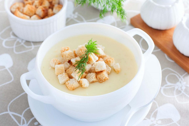 Mashed soup with croutons in a blender