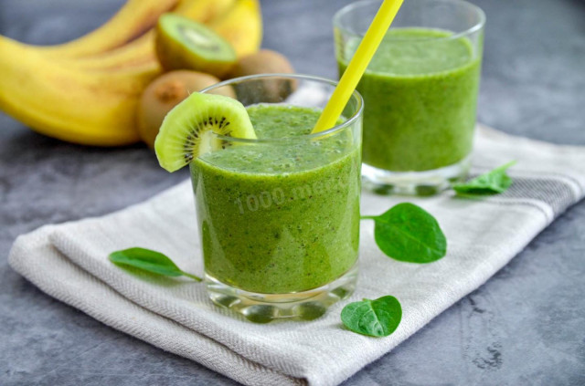 Detox Green Smoothie with spinach and Kiwi and banana