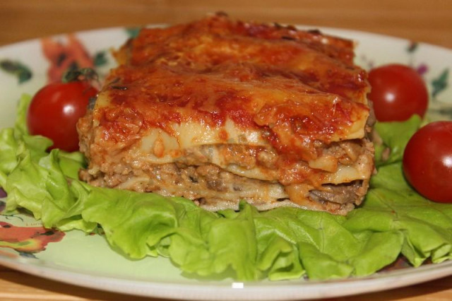 Meat lasagna with mushroom sauce