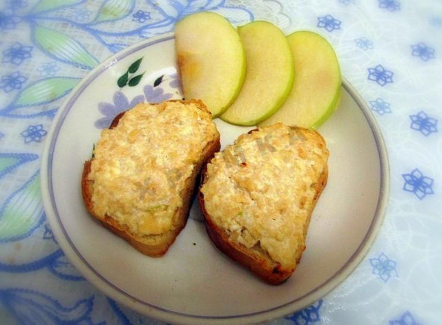 Sandwiches with curd-apple mass