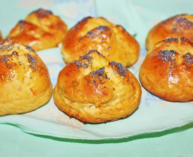 Carrot buns with poppy seeds