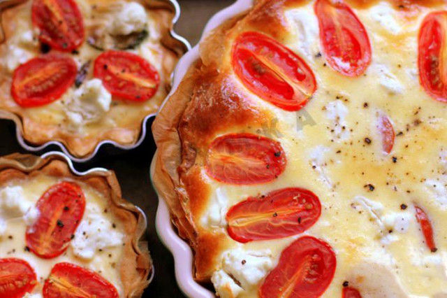 Pie with zucchini and tomatoes