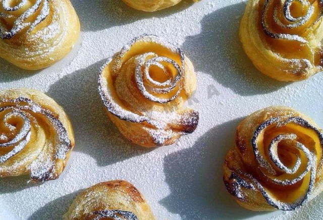 Puff pastry roses with jam and apples