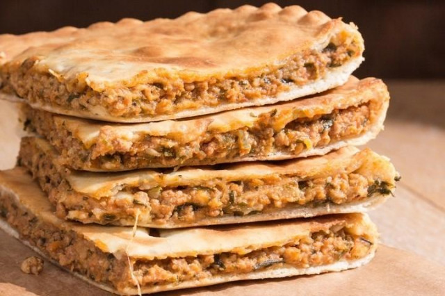 Meat pie with bulgur and sulguni