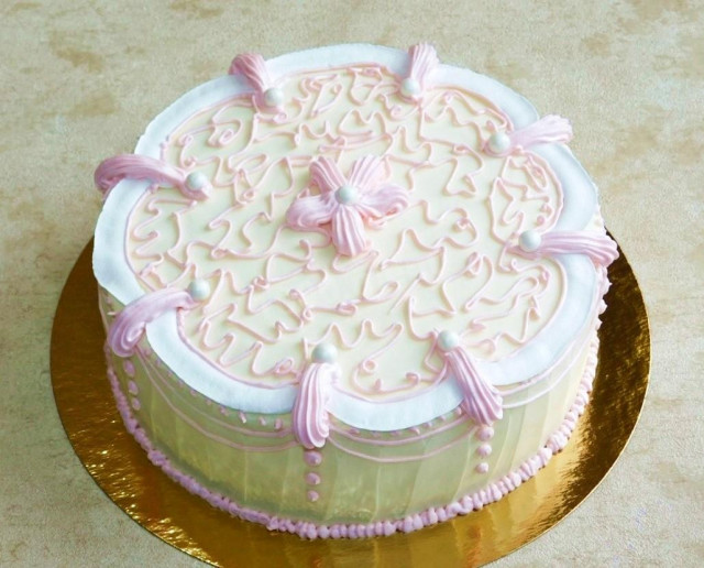 Sponge cake with strawberries and cream