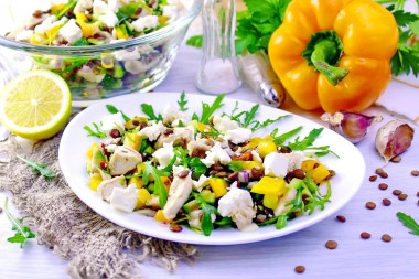 Lentil salad with chicken and cheese