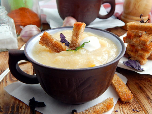 Mashed chicken soup with potatoes