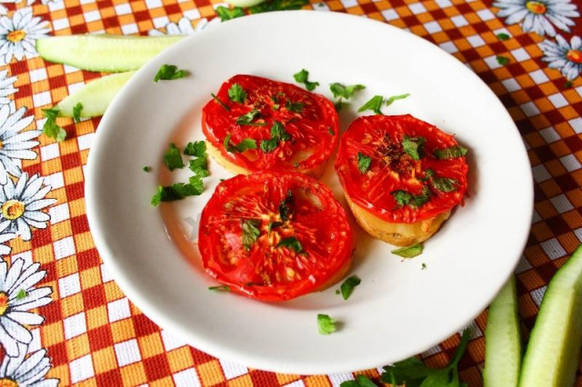 Baked potatoes with tomatoes