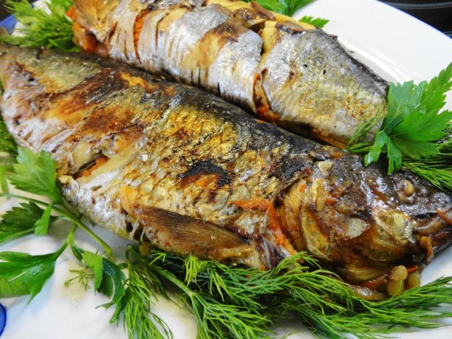 Herring with vegetables baked in parchment