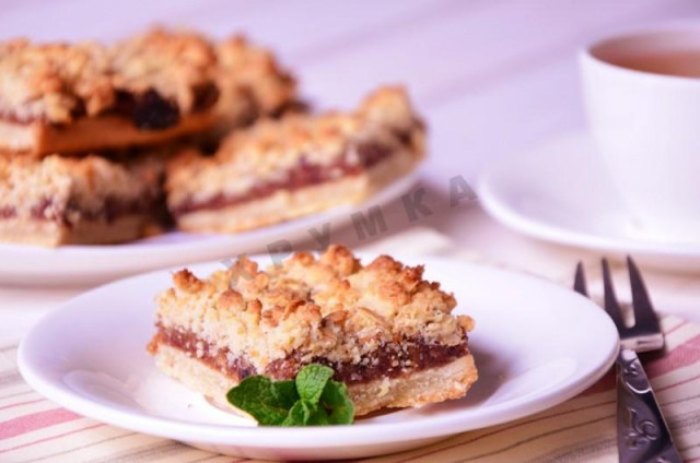 Shortbread pie with dates and nuts