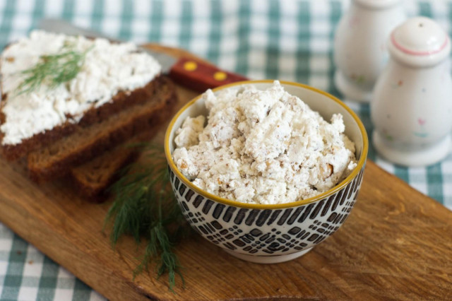 Cottage cheese with walnuts