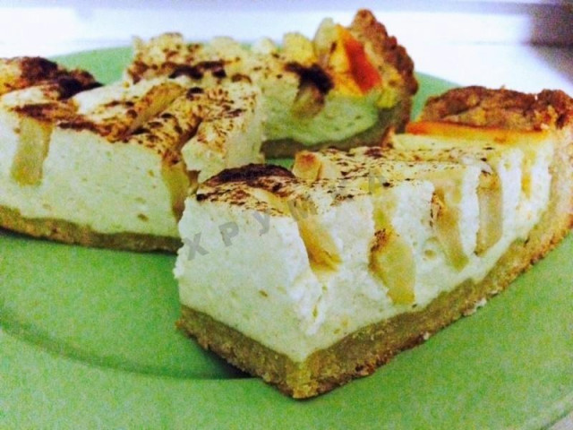 Cheesecake pie with cottage cheese filling and fruits