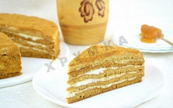 Honey cake with sour cream cream