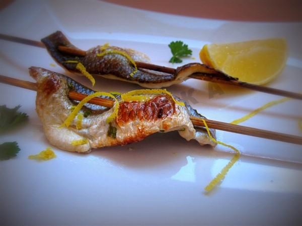 Fish kebabs with honey and rosemary