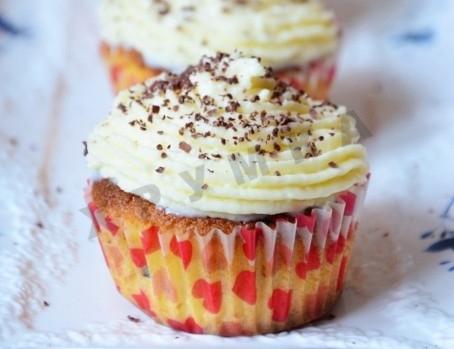 Cupcakes with white chocolate and pistachios