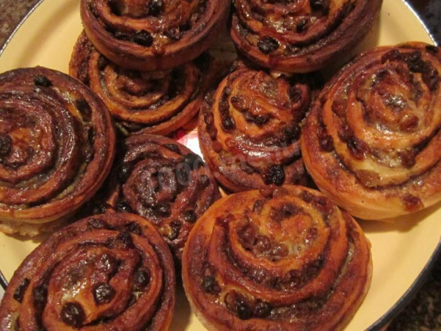 Buns with raisins and cinnamon from yeast dough