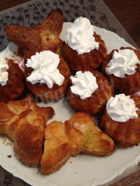 Curd muffins with pears