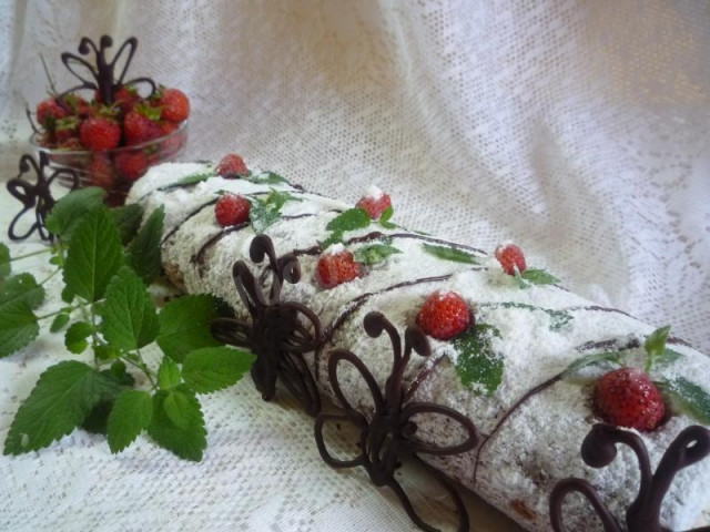 Cream roll with strawberries