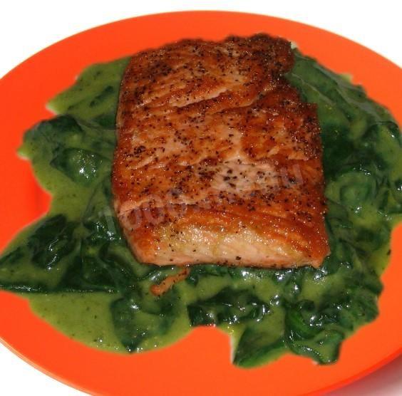 Salmon with spinach in cream sauce