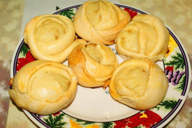 Buns made of yeast dough with cottage cheese and raisins