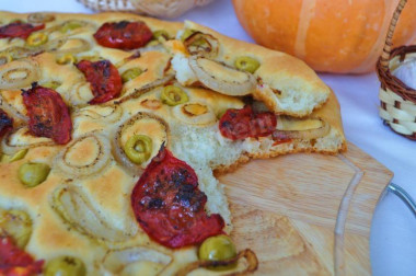 Focaccia with dried tomatoes