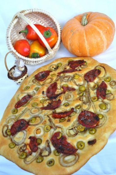 Focaccia with dried tomatoes