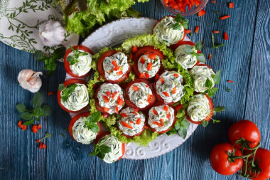 Appetizer tomatoes with cheese and garlic