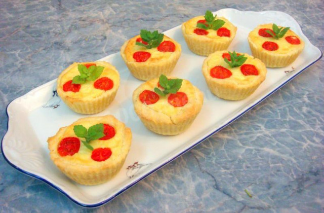 Snack cupcakes with sour cream filling