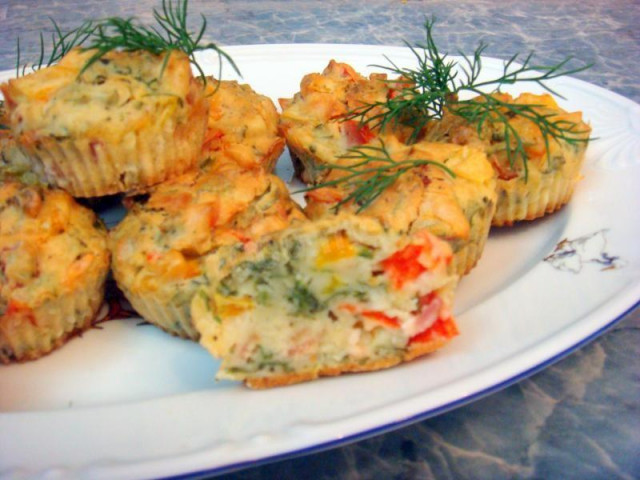 Muffins with bacon and bell pepper