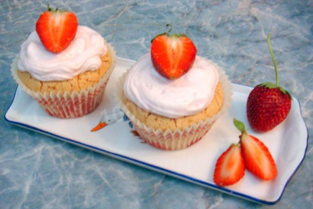 Cupcake with strawberries and buttercream