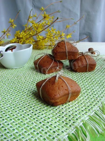 Caramel cupcakes with hazelnut praline