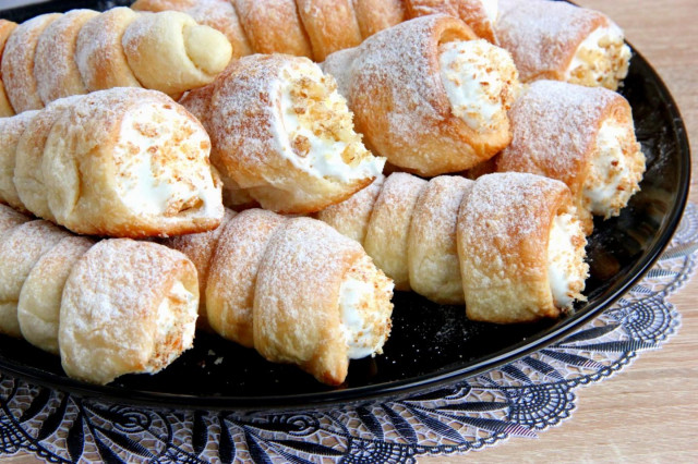 Pastry tubes with custard