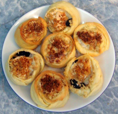 Cookies stuffed with nuts and dried fruits