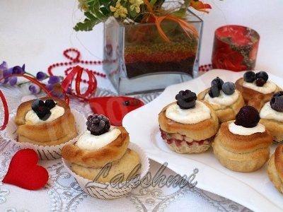Buns with berries and cottage cheese