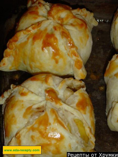 Apples baked in puff pastry with cinnamon