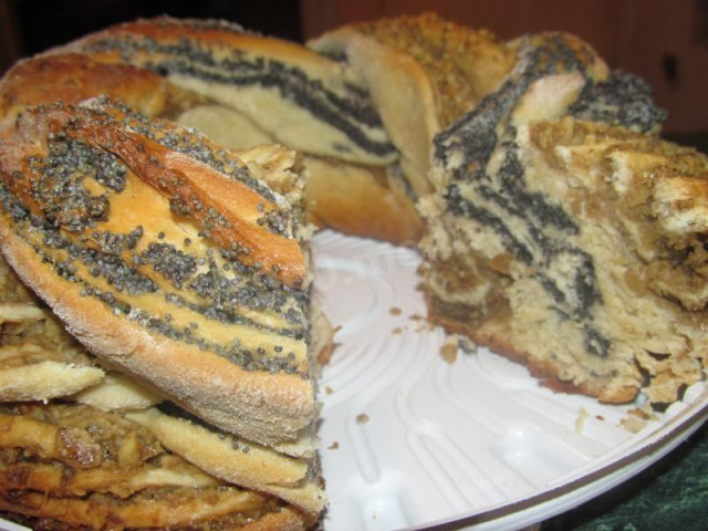 Braided yeast dough with poppy seeds