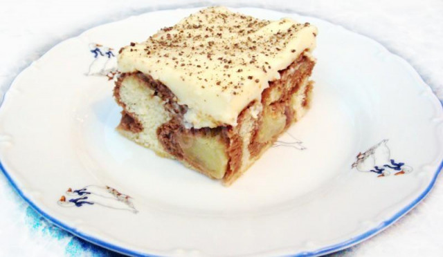 Sponge cake with butter cream and apples