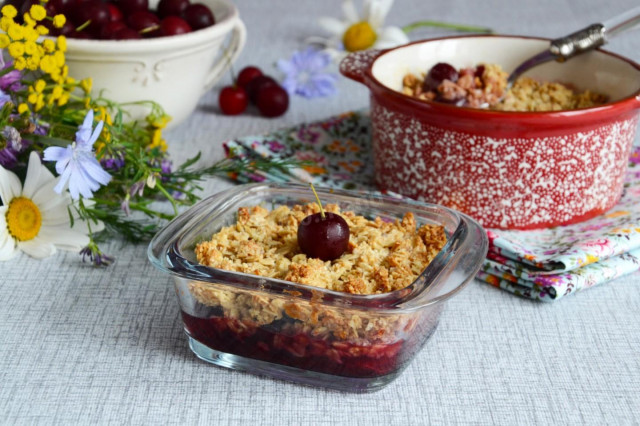 Cherry crumble with almonds