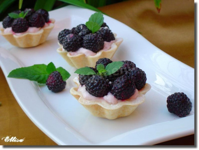 Pastry baskets from shortbread dough