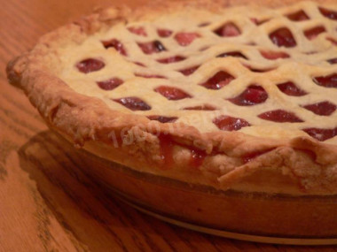 Shortbread pie with jam